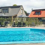 6 Op Recreatiepark De Wielen *
