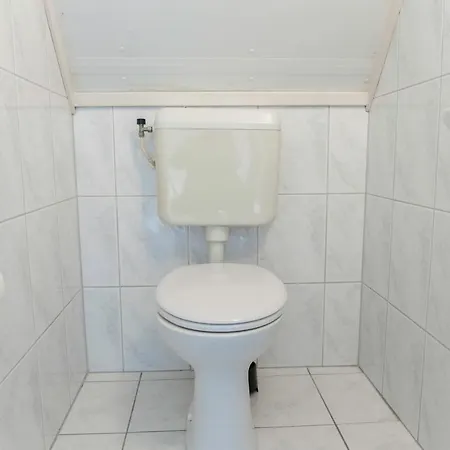 6 Op Recreatiepark De Wielen Appartement