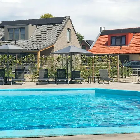 6 Op Recreatiepark De Wielen *