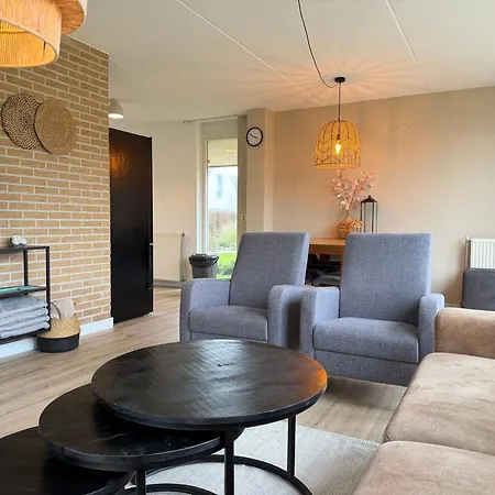 6 Op Recreatiepark De Wielen *