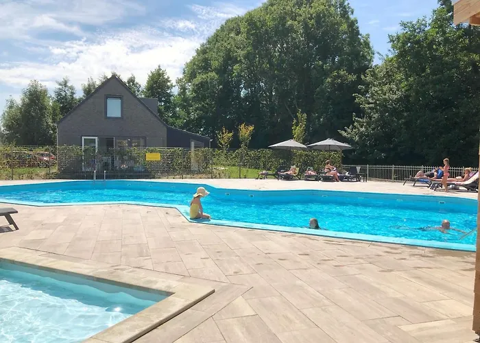 6 Op Recreatiepark De Wielen *